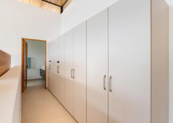 Mountainside With Modern Design Sweeping Ocean Views & Private Swimming Pool Holiday home *